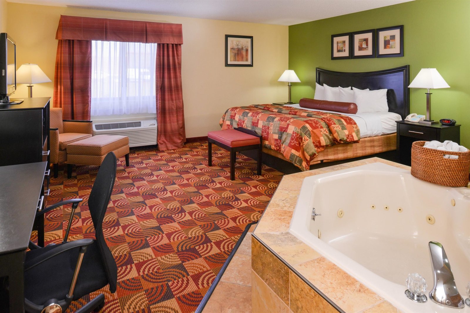 Best Western Canal Winchester Inn jacuzzi suite