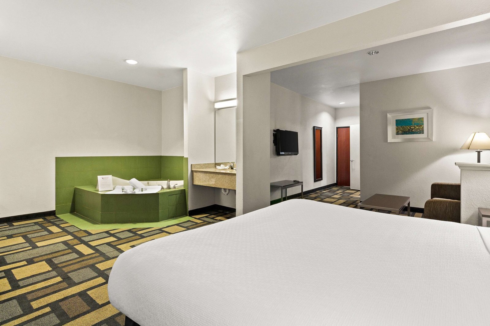 Best Western Galleria Inn & Suites whirlpool room