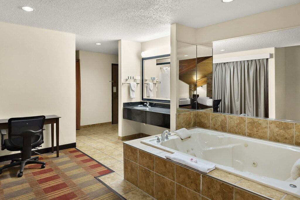 Hotels with Jacuzzi in Room in Columbus, Ohio – romantic king suite with private whirlpool tub