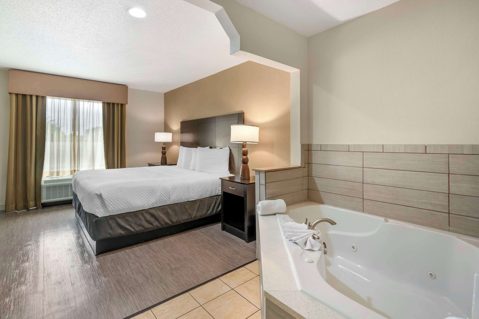 Best Western Suites Columbus jacuzzi room