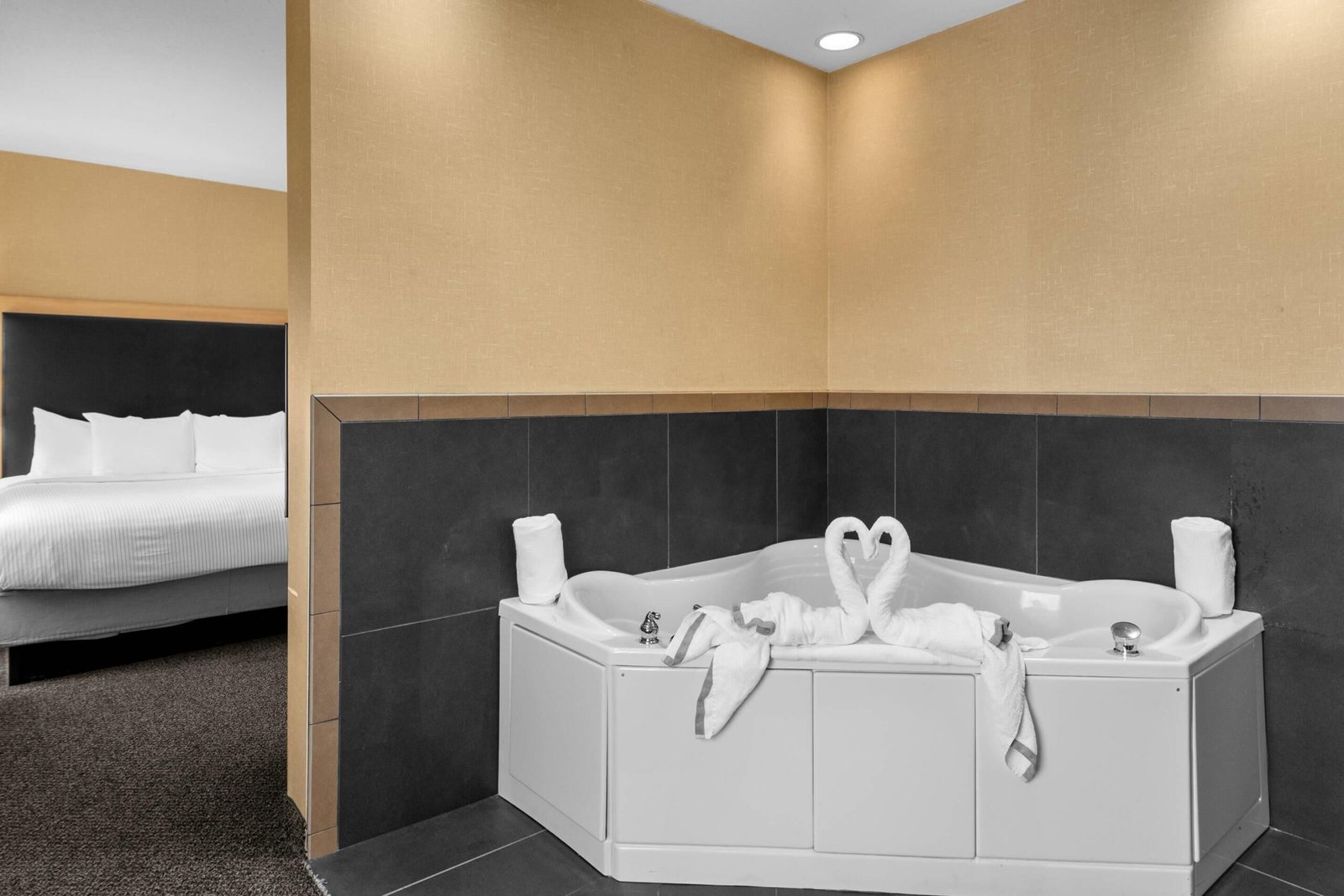 Cambria Hotel Columbus Polaris jacuzzi suite