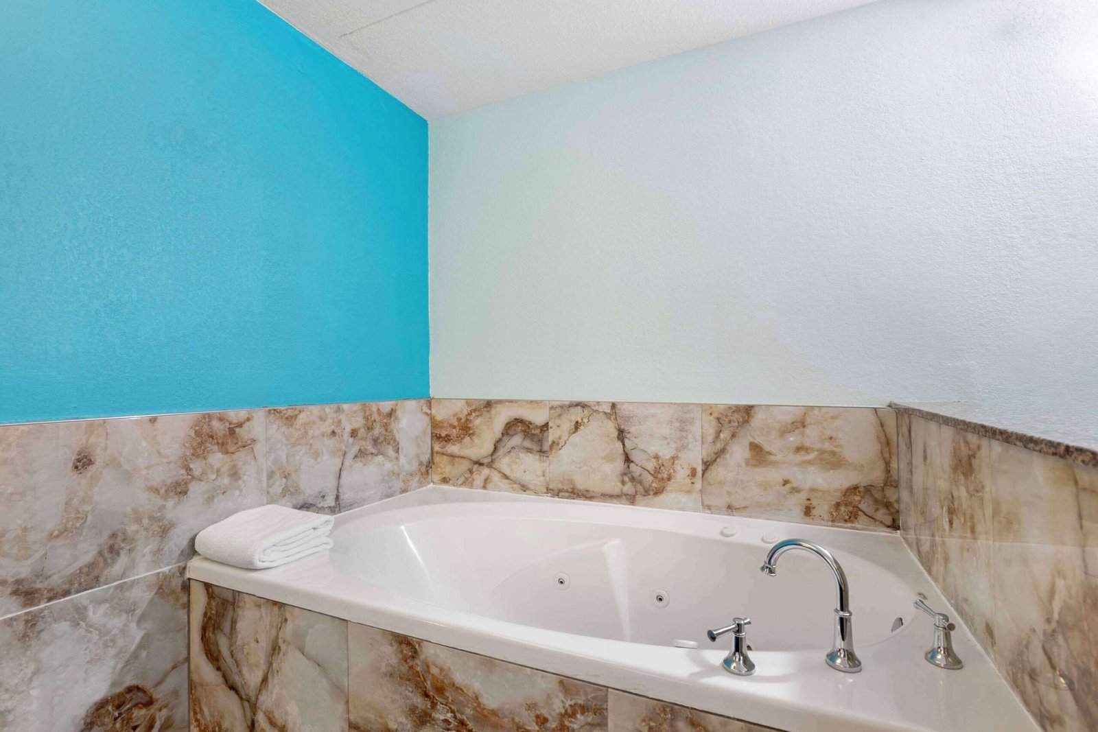 Clarion Inn Des Moines Airport jacuzzi room