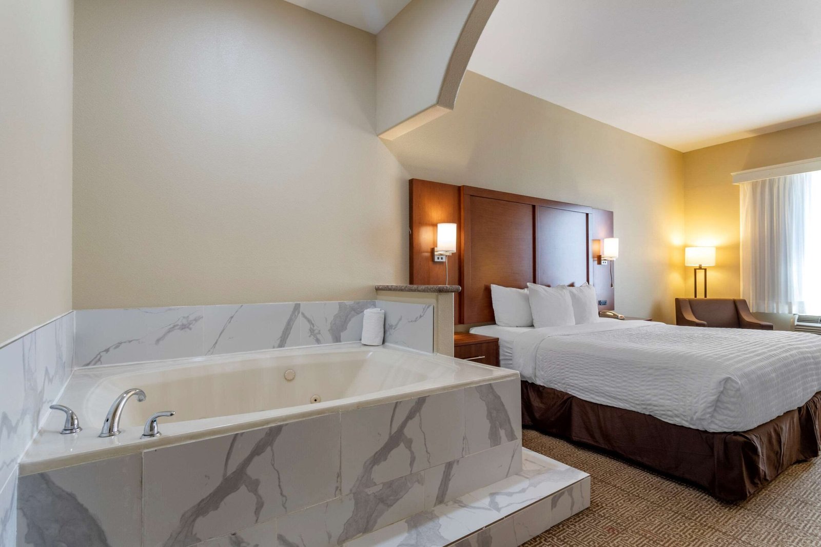 hotels with jacuzzi in room in houston