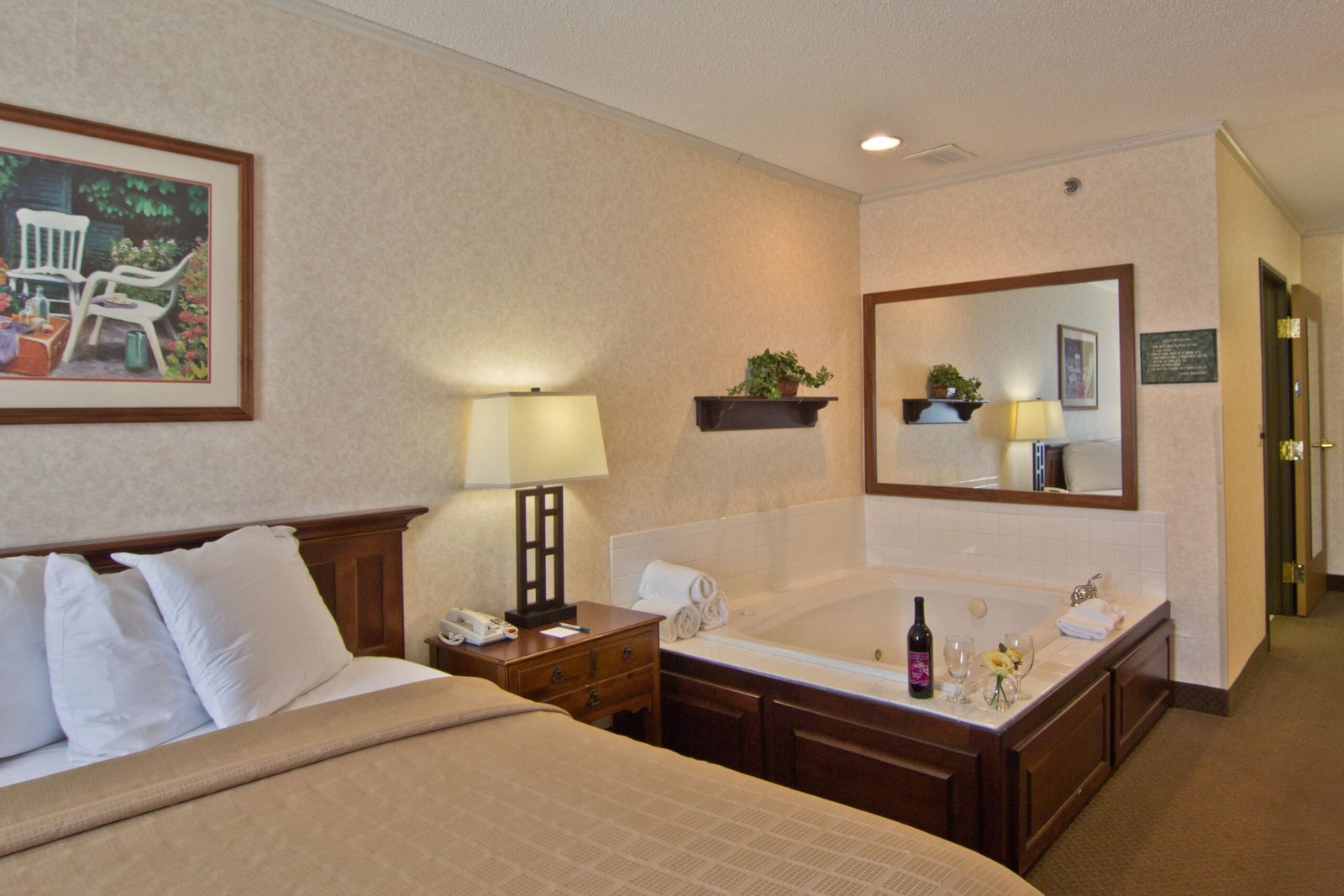 Coshocton Village Inn jacuzzi room