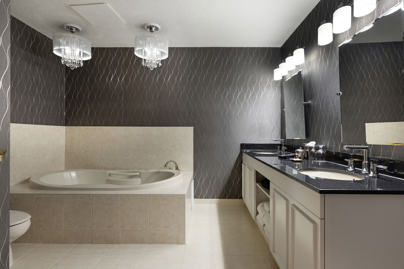 Des Lux Hotel jacuzzi suite