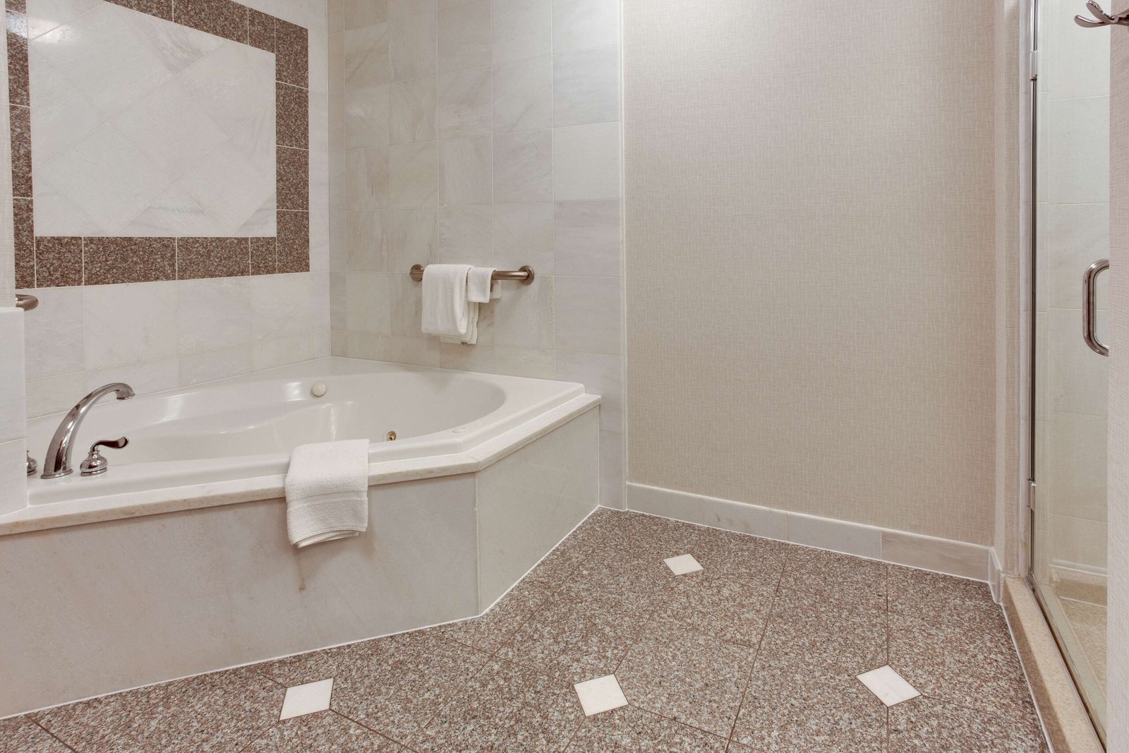 Drury Inn & Suites West Des Moines jacuzzi suite