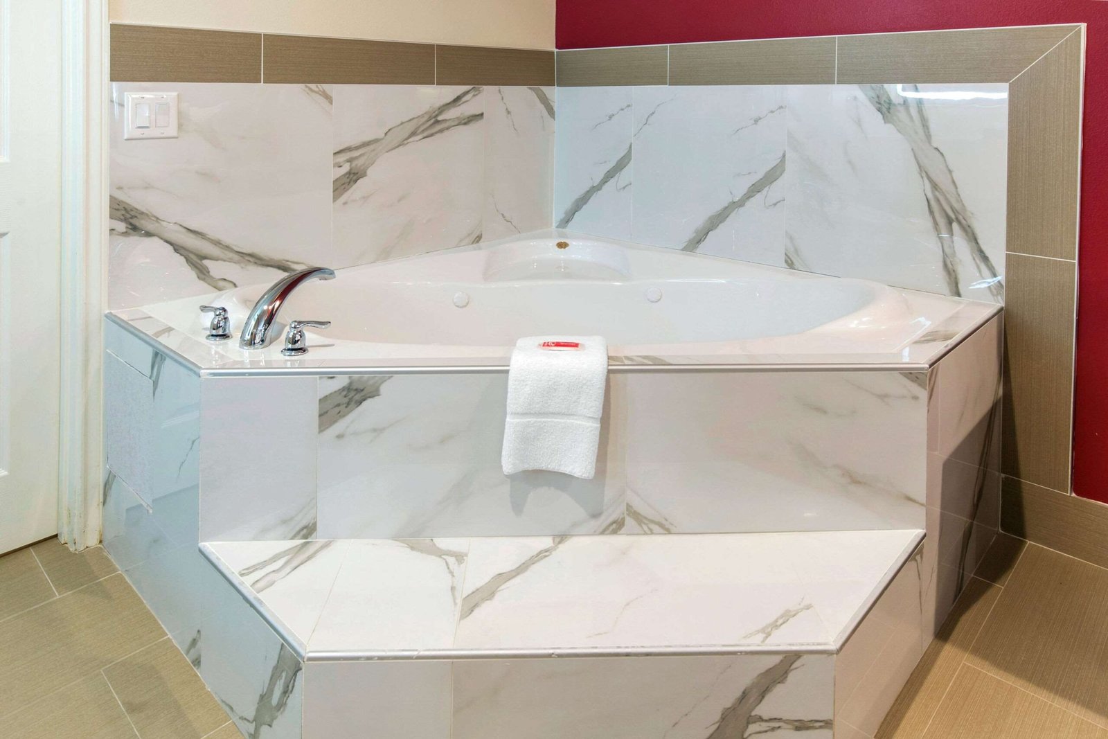 Econo Lodge Inn & Suites Houston Willowbrook room with jacuzzi