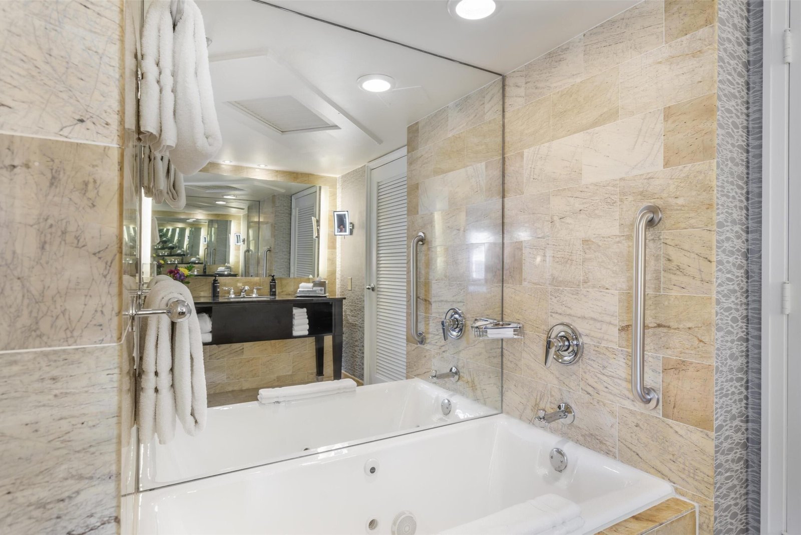 The Royal Sonesta Houston Galleria jacuzzi or soaking tub suite