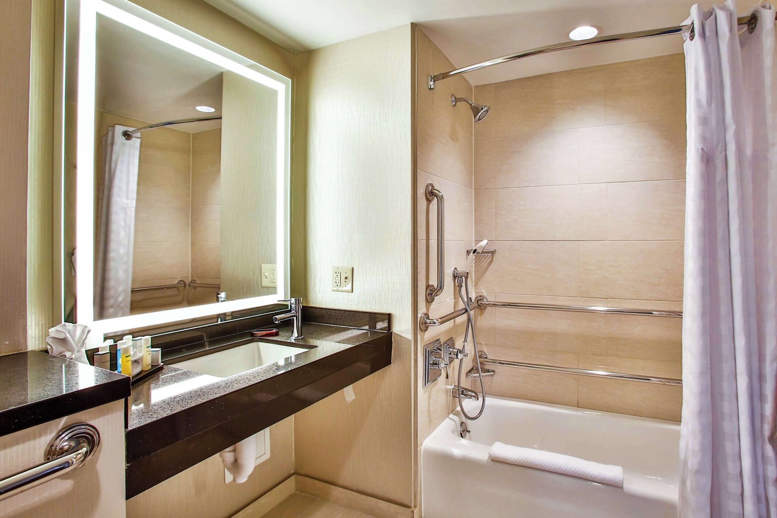 Embassy Suites Chicago jacuzzi room