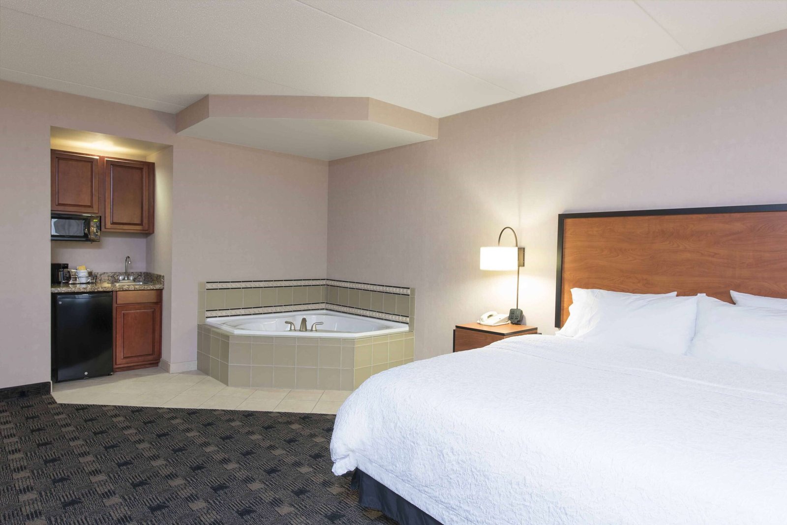 Hampton Inn and Suites Indianapolis Fishers jacuzzi suite