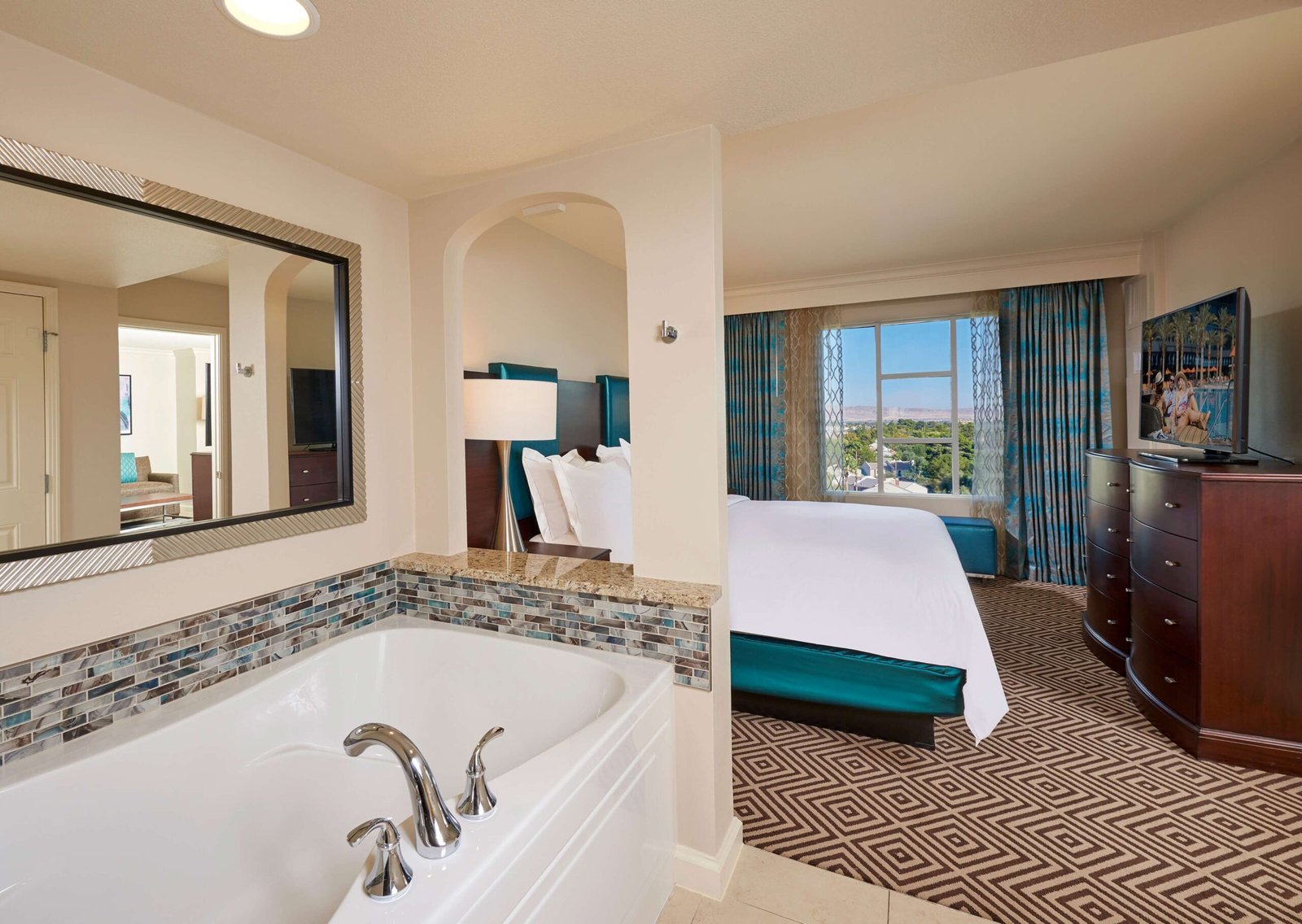 Hilton Grand Vacations Club Paradise Las Vegas jacuzzi suite