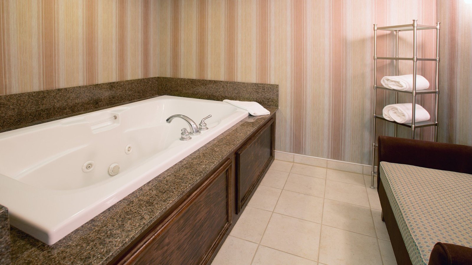 Holiday Inn Express Indianapolis Airport by IHG jacuzzi suite