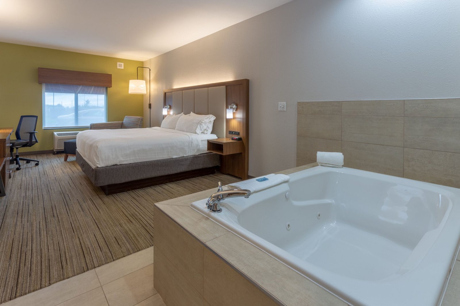 Holiday Inn Express Indianapolis Southeast by IHG jacuzzi suite