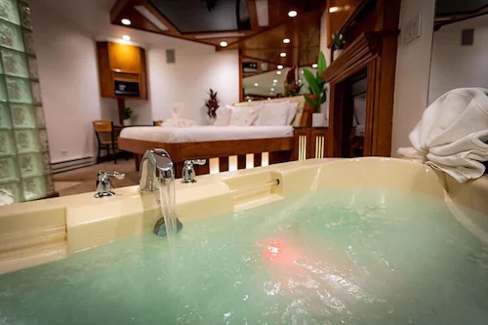 Sybaris Frankfort Illinois private pool suite jacuzzi