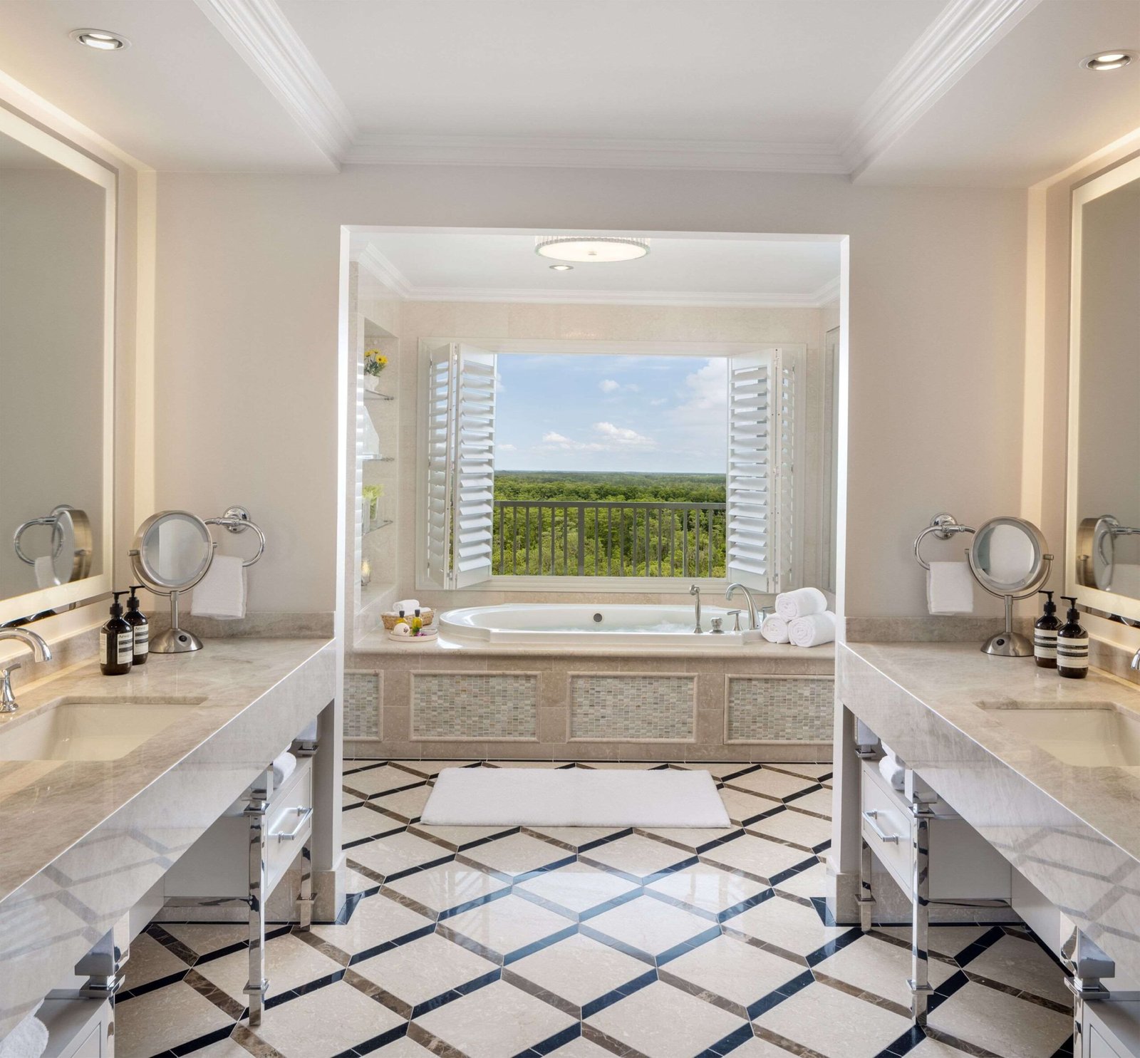 Waldorf Astoria Orlando jacuzzi suite near Disney World