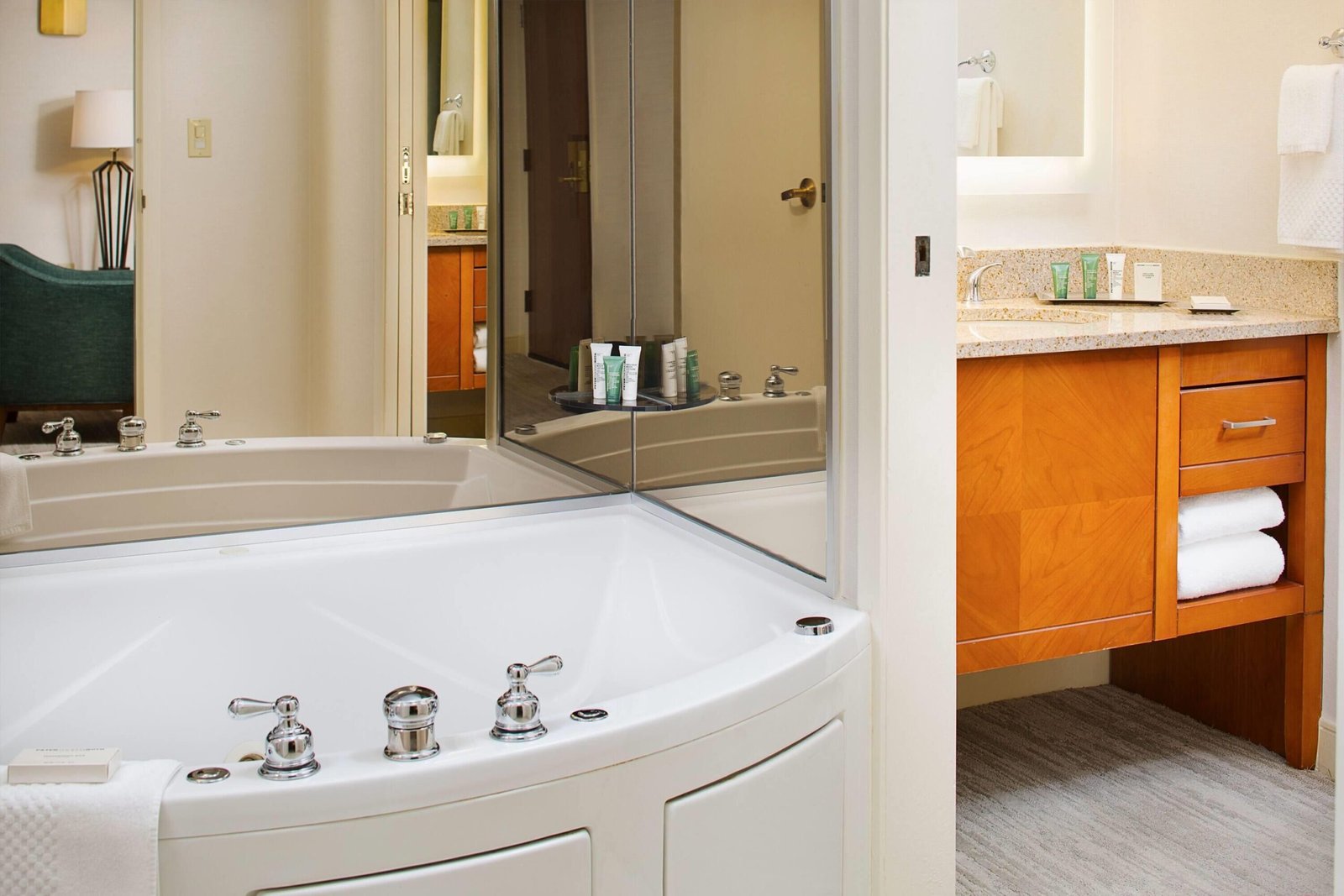 Wyndham Atlanta Buckhead Hotel and Conference Center jacuzzi suite