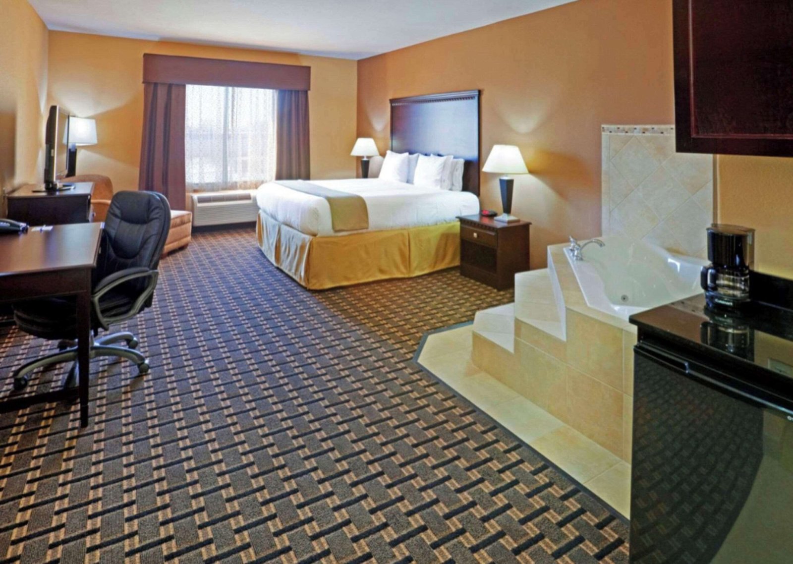 Comfort Inn and Suites Dallas Market Center jacuzzi room