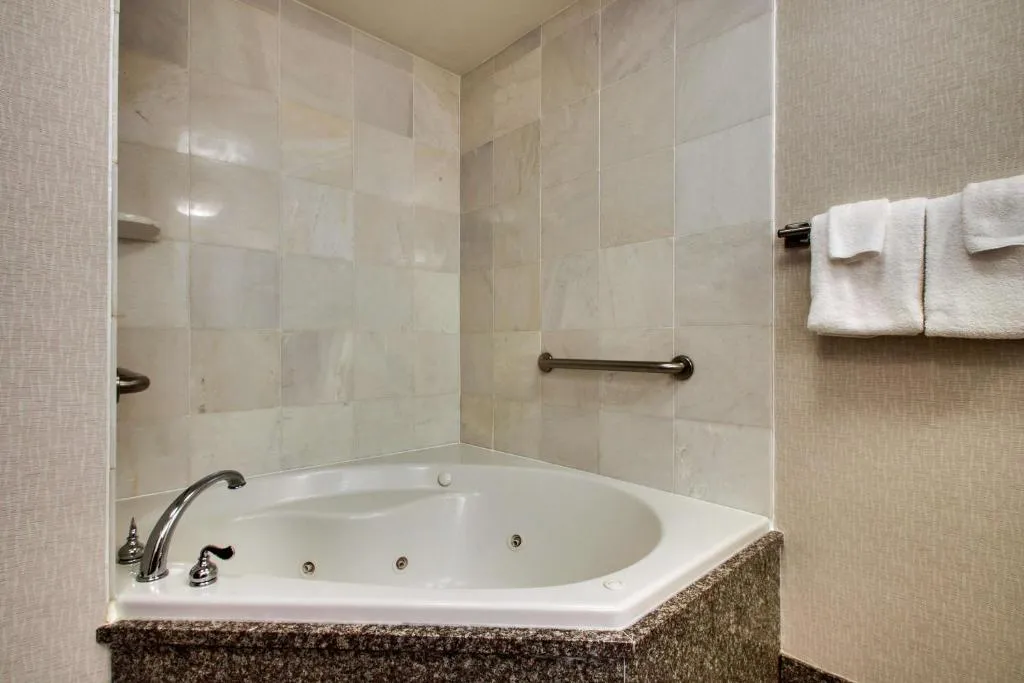 Drury Inn and Suites Charlotte Northlake jacuzzi suite spa tub