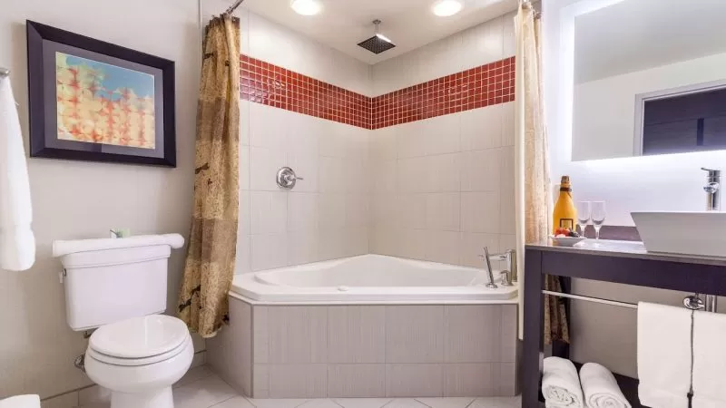 Cambria Hotel Pittsburgh Downtown jacuzzi hot tub PPG Paints Arena