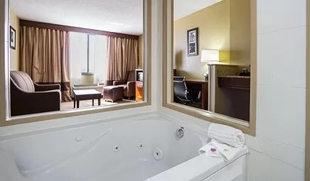 Comfort Inn Downtown Cleveland jacuzzi suite romantic