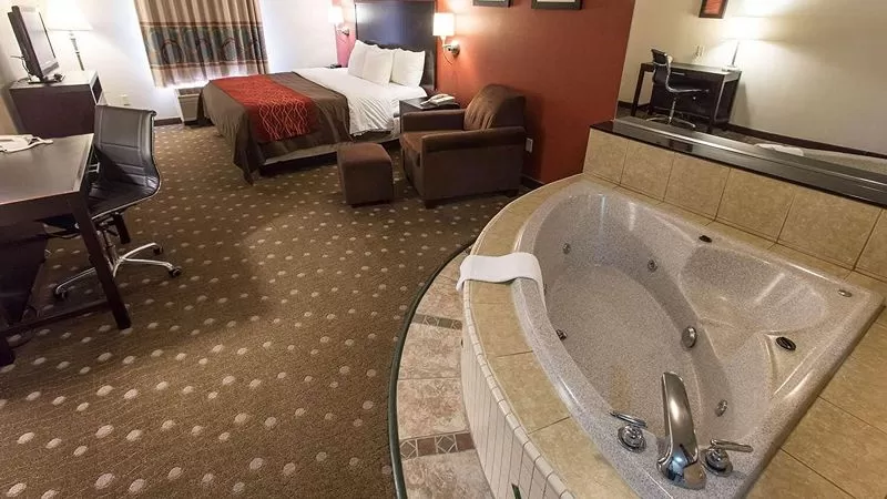 Comfort Inn Pittsburgh Crafton jacuzzi suite best shopping entertainment