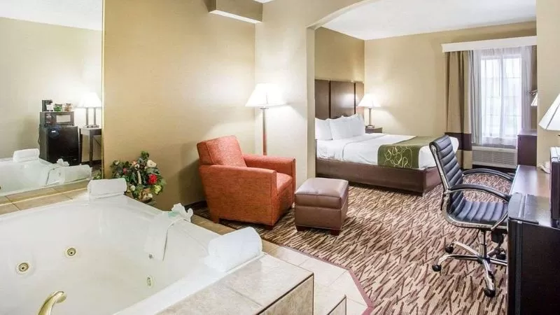 Comfort Suites Lebanon Nashville jacuzzi suite best value