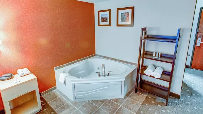 Comfort Suites Pittsburgh Airport jacuzzi suite best near airport