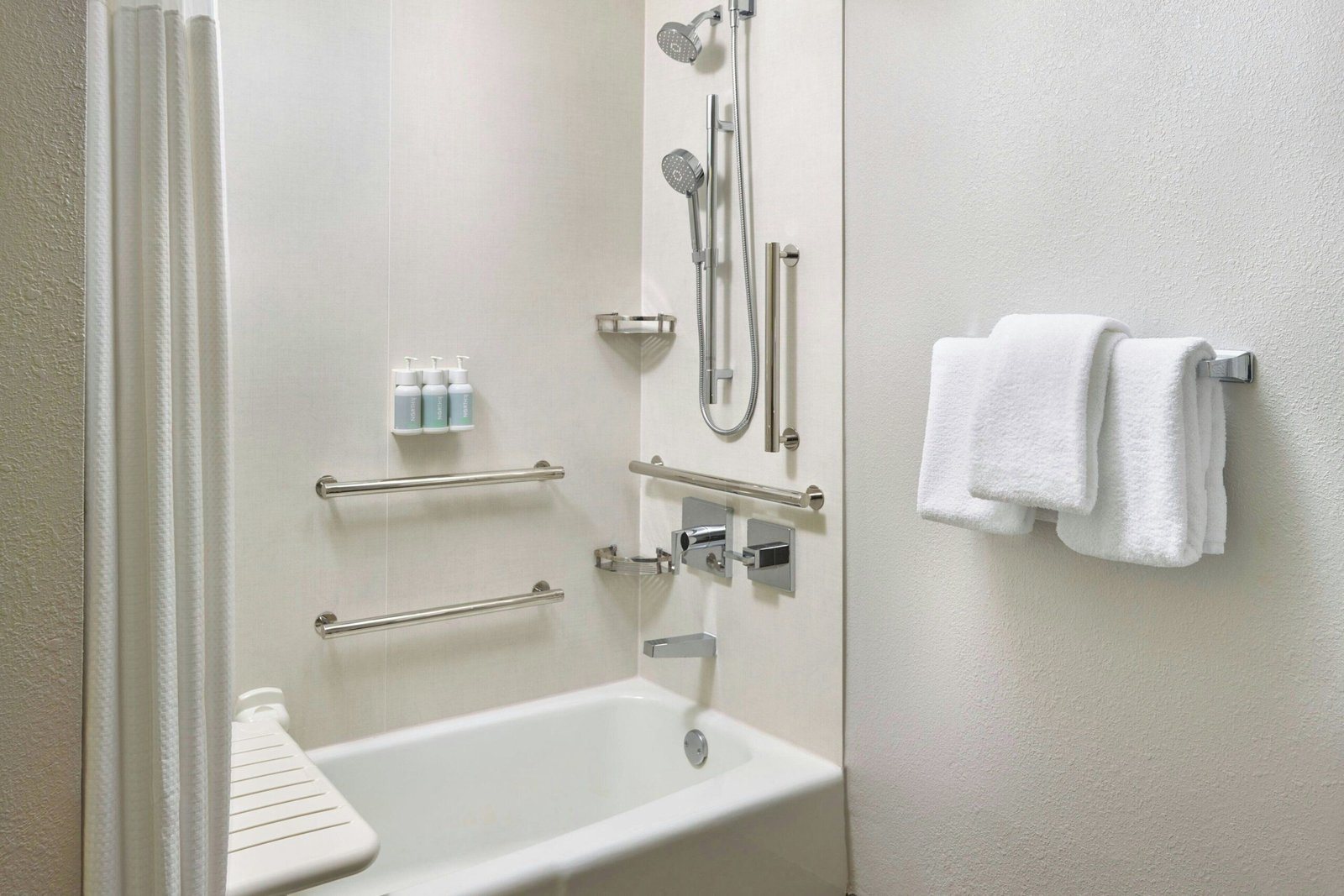 Courtyard by Marriott Cleveland Independence jacuzzi suite