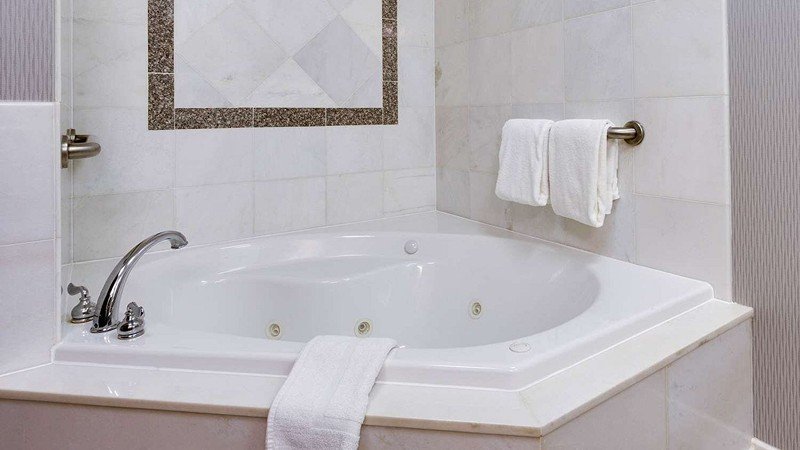 Drury Inn Suites St. Louis O'Fallon IL jacuzzi hot tub suite best amenities