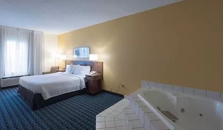 Fairfield Inn and Suites Cleveland Streetsboro jacuzzi suite budget