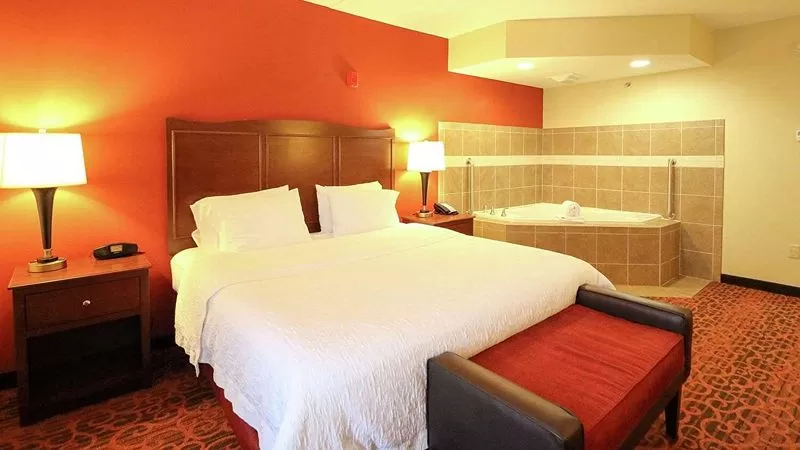 Hampton Inn Columbus South jacuzzi suite best for families