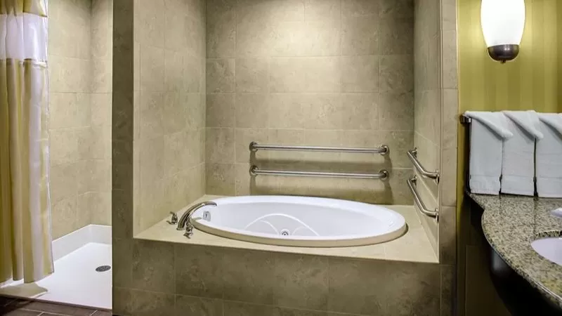 Hilton Garden Inn Pittsburgh Cranberry Township jacuzzi suite best amenities