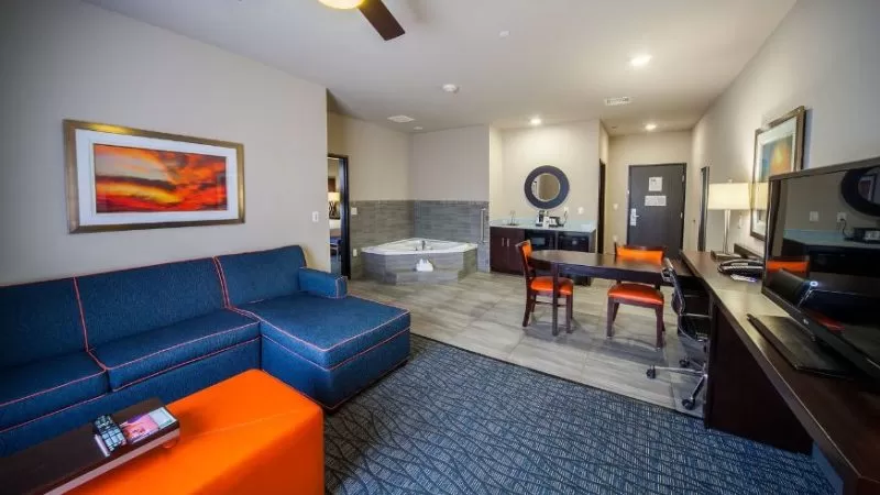 Holiday Inn Express Suites Oklahoma City NW Quail Springs jacuzzi suite best near mall