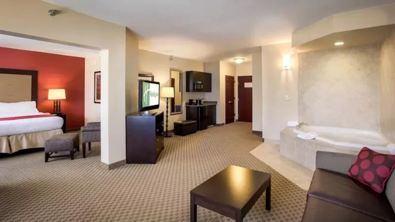 Holiday Inn Oklahoma City North Quail Springs jacuzzi suite reliable pick