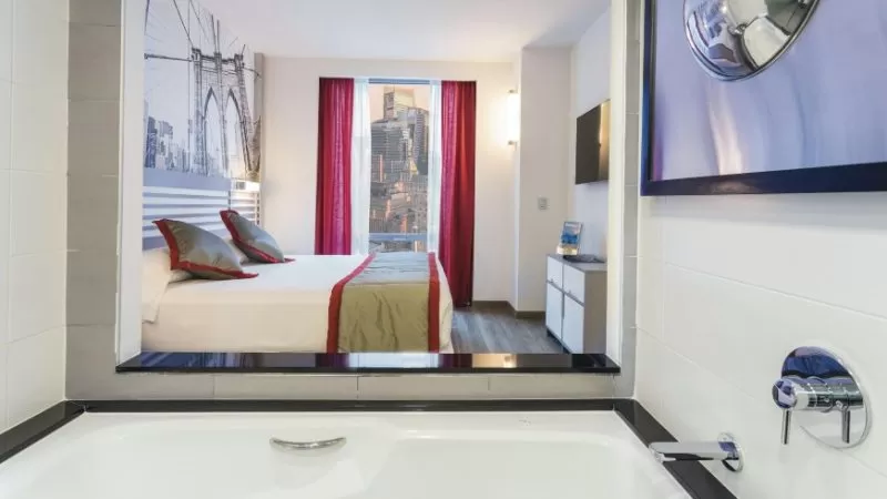 Hotel Riu Plaza New York Times Square jacuzzi suite