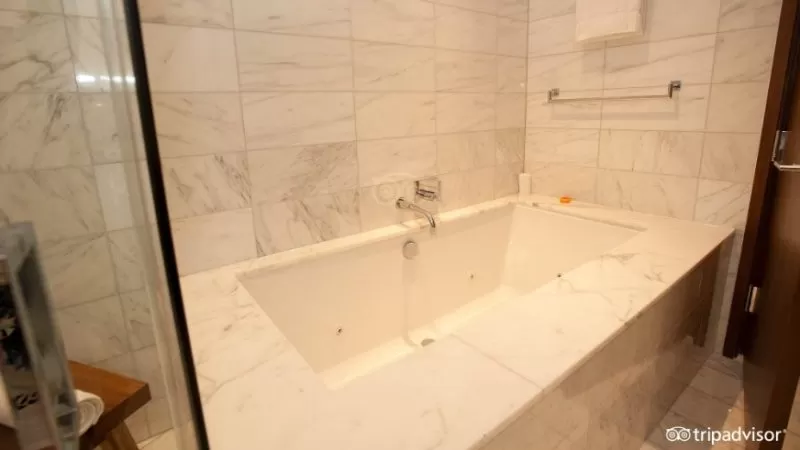 Kimpton Hotel Eventi New York jacuzzi suite Chelsea soaking tub