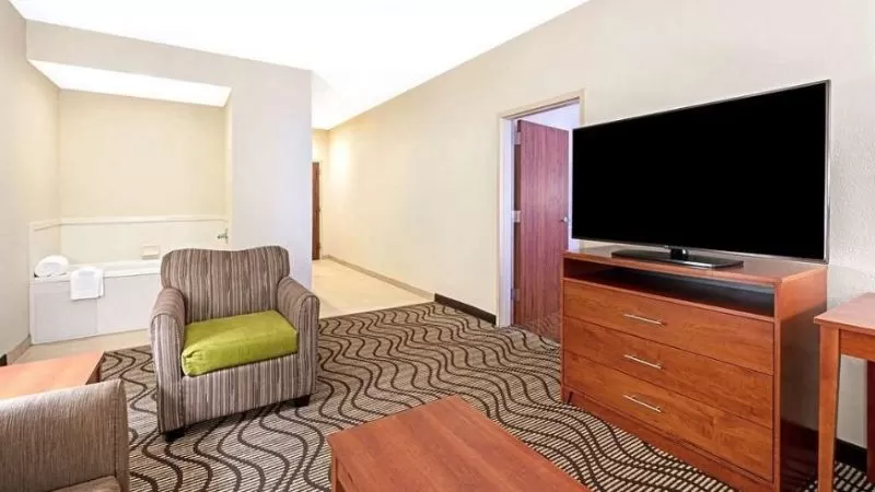 La Quinta Inn Suites Midwest City Tinker AFB Oklahoma jacuzzi suite best near Tinker