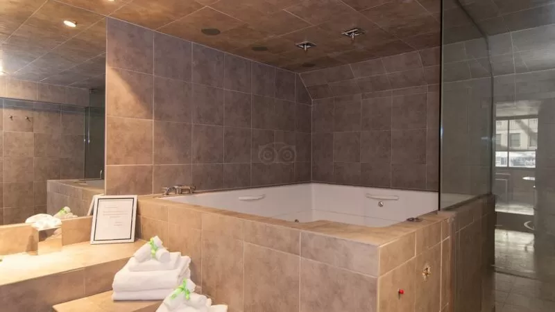 Shoreham Hotel New York jacuzzi suite Midtown Fifth Avenue