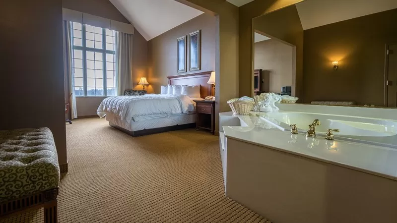 The Wildwood Hotel St. Louis jacuzzi hot tub suite best near Six Flags