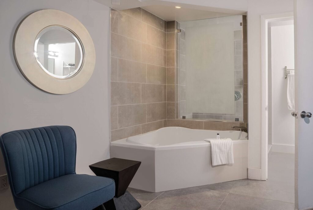 hotels with jacuzzi in room miami