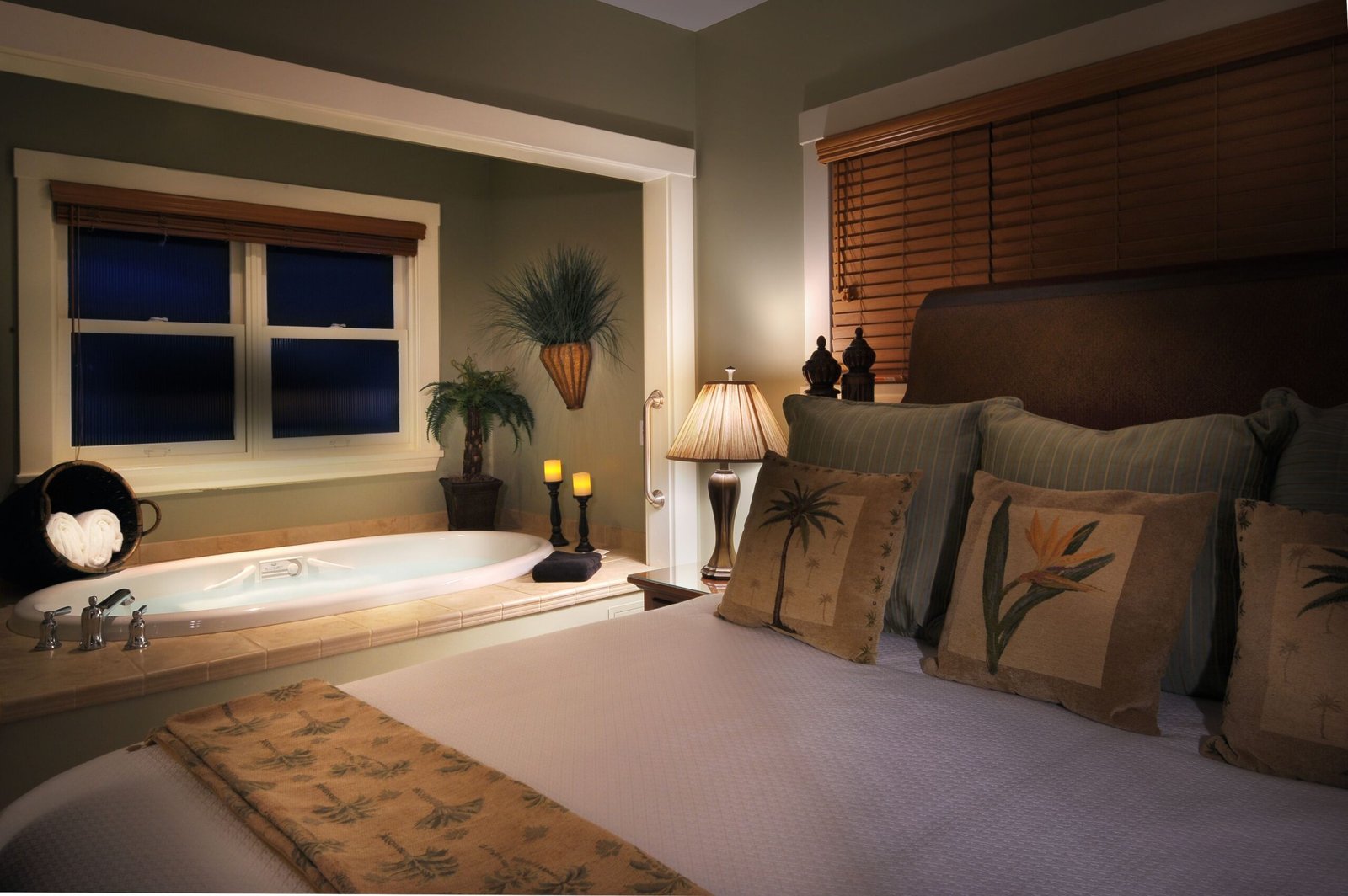 1906 Lodge jacuzzi suite best in coronado