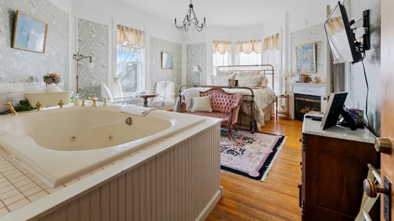 Aurora Staples Inn Stillwater Minnesota jacuzzi suite most romantic