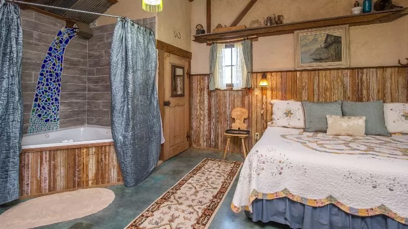 Barons CreekSide Fredericksburg Texas jacuzzi suite best in Fredericksburg