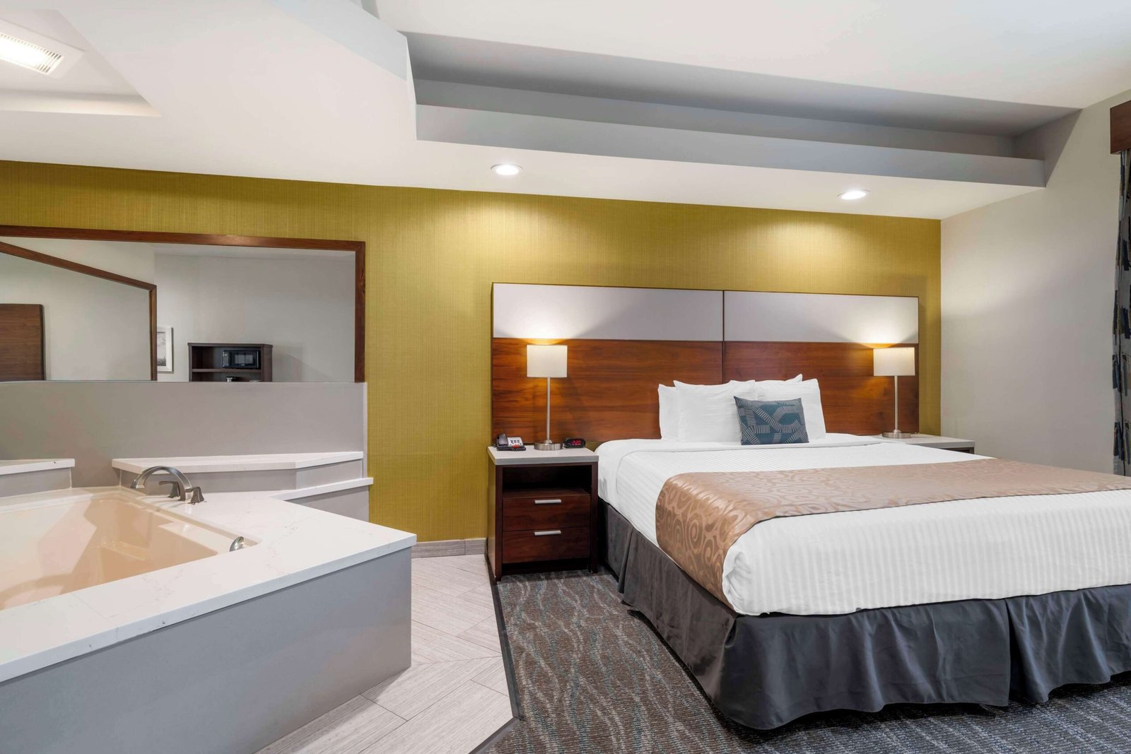 Best Western Plus Gardena Inn & Suites jacuzzi suite best near sofi stadium