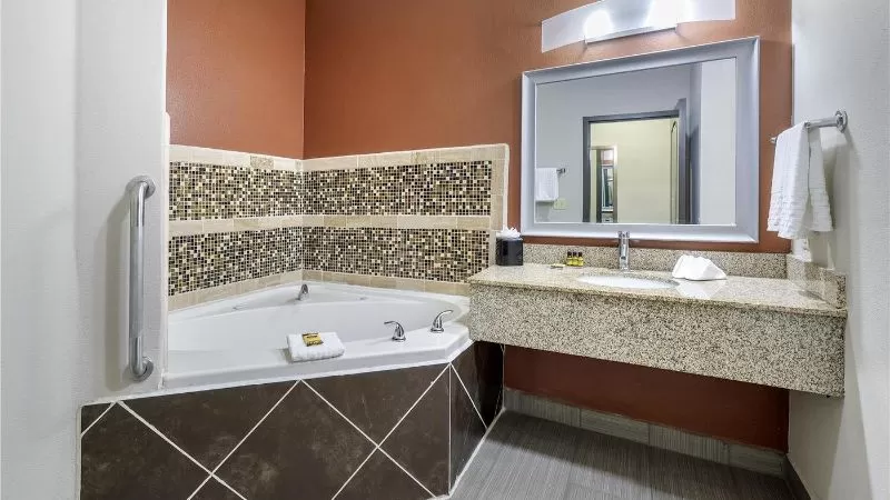 Best Western Plus Lee's Summit Hotel & Suites jacuzzi suite most affordable