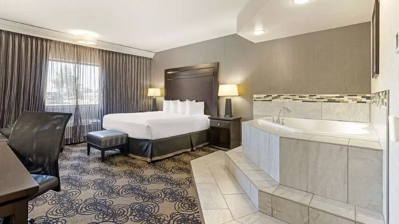 Best Western Plus Midwest Inn Omaha jacuzzi suite best near the zoo