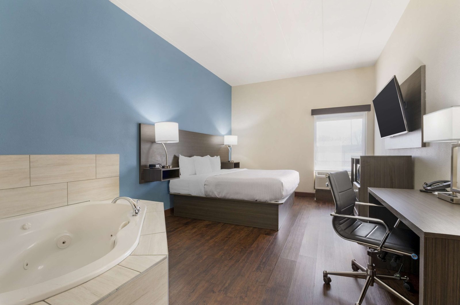 Best Western Plus South Holland/Chicago Southland jacuzzi suite best southland value