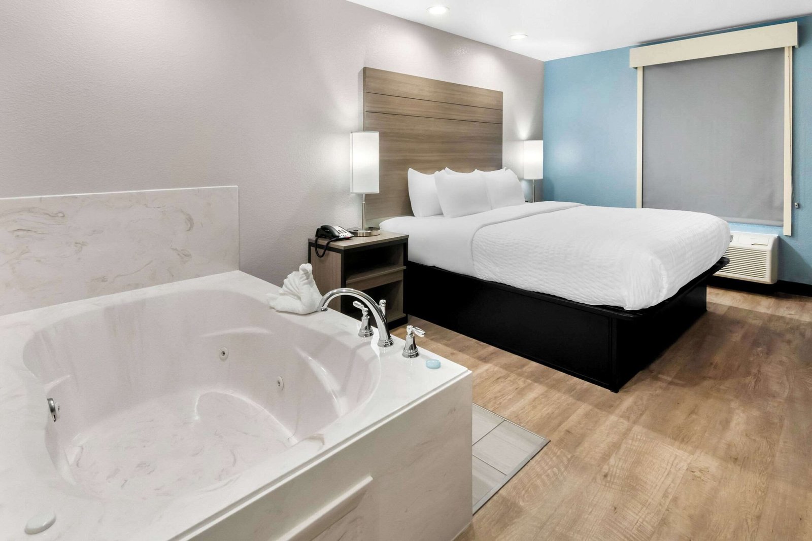Clarion Pointe Fort Worth East Arlington jacuzzi suite most affordable