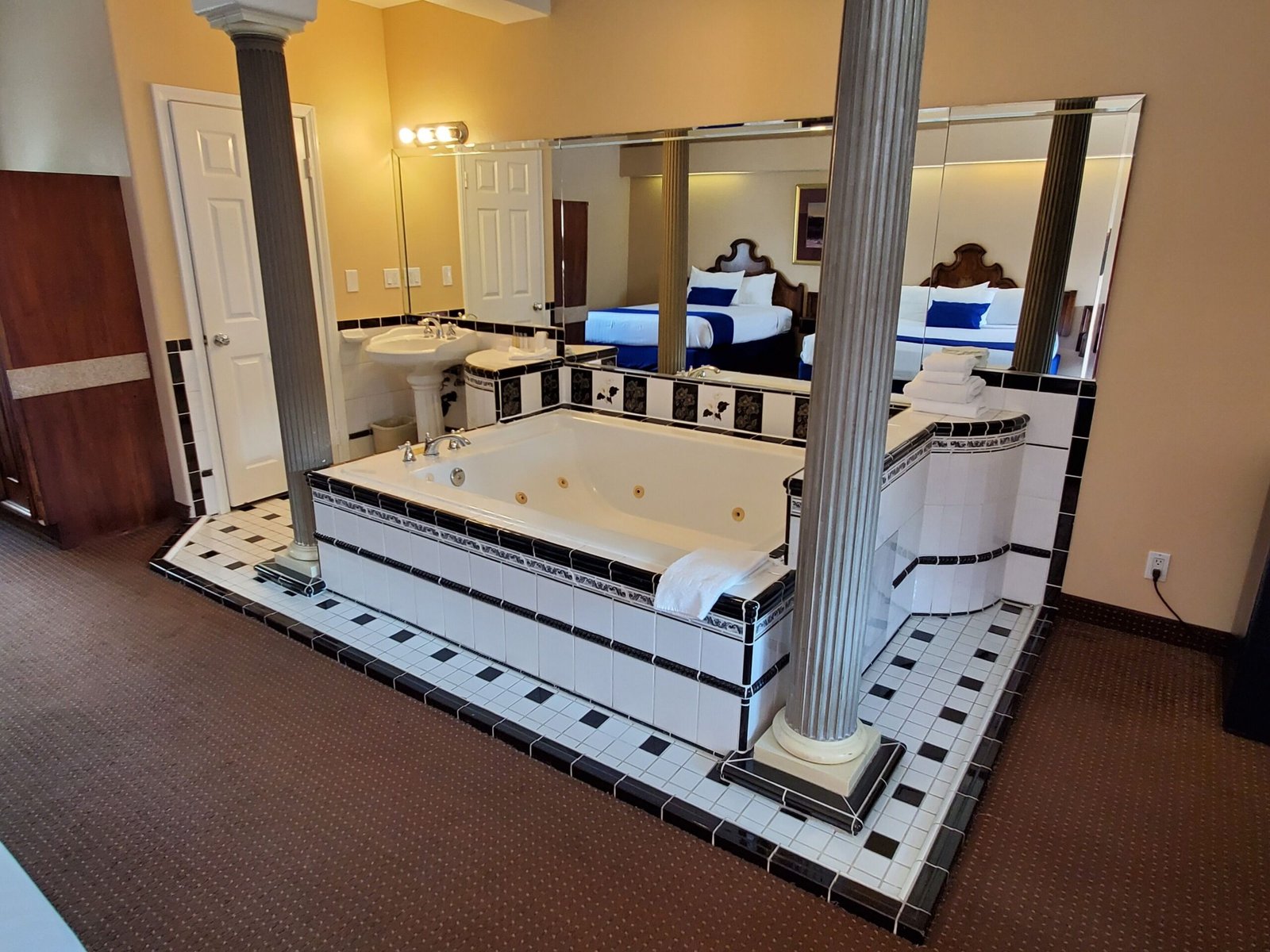 Colony Inn jacuzzi suite best group suite — noho
