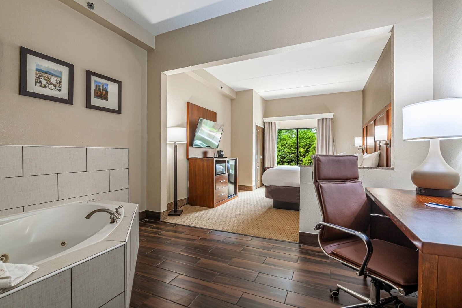 Comfort Suites Morrow Atlanta South jacuzzi suite best near Mercedes-Benz Stadium